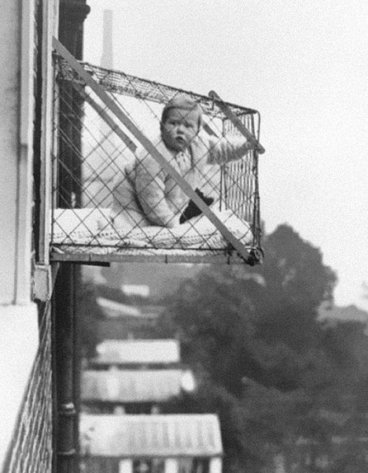 Une cage pour les enfants était montée sur les rebords des fenêtres et permettait aux petits de prendre l'air frais.