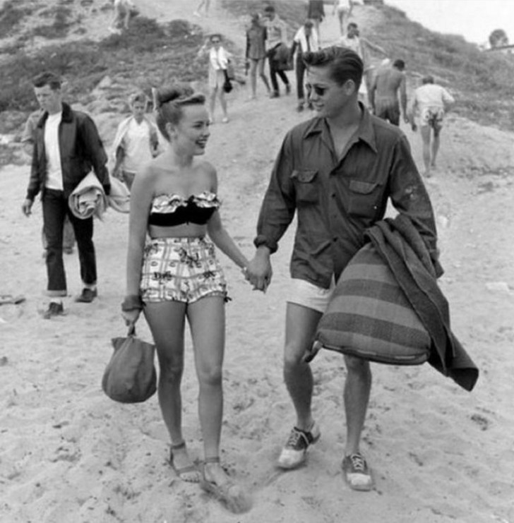 Eerste afspraakje op het strand, 1950.