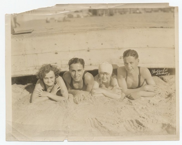 Charlie Chaplin und seine Freunde am Strand, um 1910.