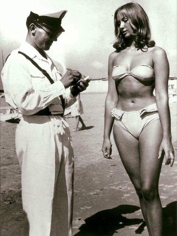 Un policier inflige une amende à une femme qui porte un bikini, Italie, 1950.
