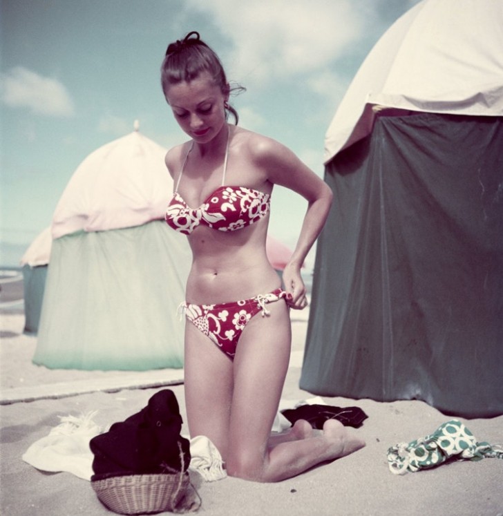 Eine Frau im Bikini am Strand von Deauville, Frankreich, 1951.