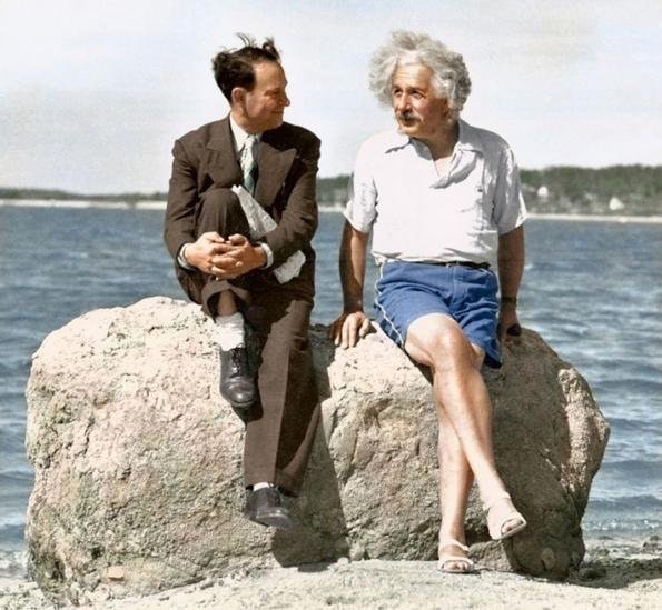 Albert Einstein im Urlaub am Strand, 50er Jahre.