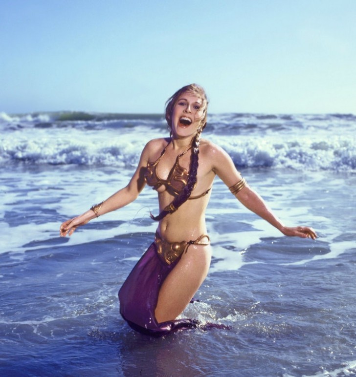 Carrie Fisher mit einem metallischen Bikini, 1983.