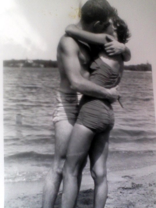 Un couple d'amoureux au bord de la mer, 1952.
