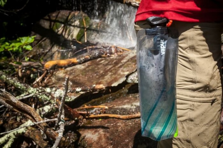 5. Diese wasserdichte Tasche ist mit einem Filter ausgestattet, der 99% der Keime und Bakterien im Wasser eliminiert. Es macht Trinkwasser aus Flüssen, Wasserfällen und Wasserhähnen.