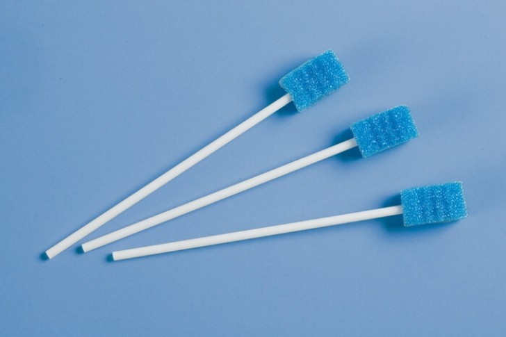 7. Ces sucettes sont en fait des brosses à dents avec dentifrice intégré - utile en déplacement.