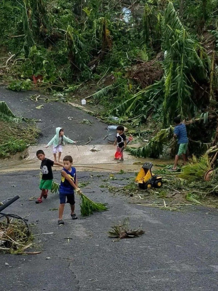 10. De kinderen in Puerto Rico helpen op hun manier mee om de straat op te ruimen.