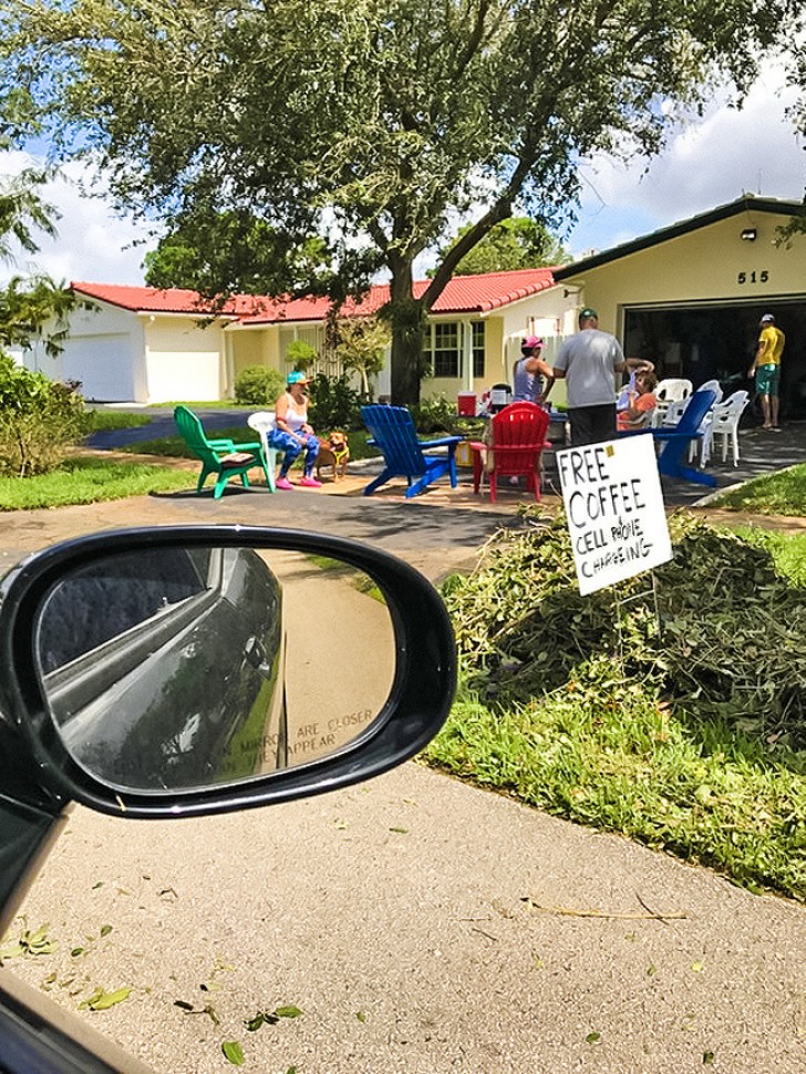 13. Dopo il passaggio dell'uragano Irma, qualcuno ha aperto la propria casa offrendo caffè e la possibilità di ricaricare la batteria del telefono ai bisognosi