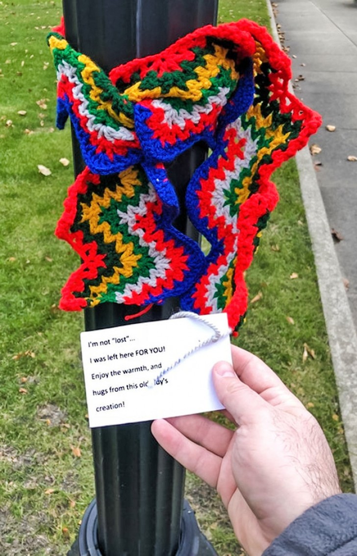 14. Un'anonima vecchia signora ha lasciato una ventina di sciarpe nel luogo dove si ritrovano di solito i senzatetto