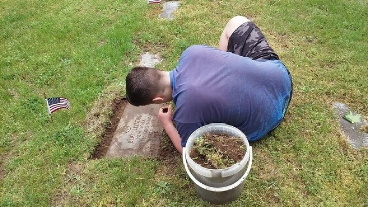 17. Una volta all'anno questo ragazzo ripulisce le tombe abbandonate di soldati americani della sua città