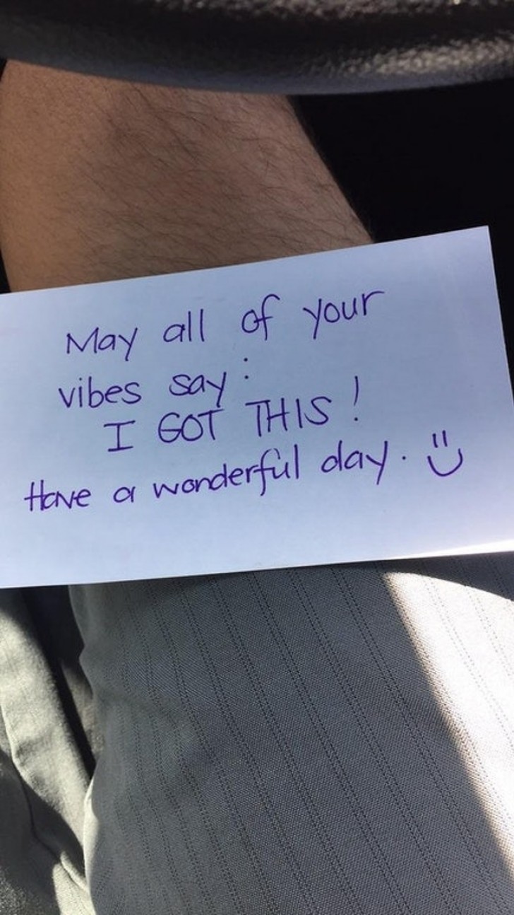 18. Iemand heeft zijn drankje bij Starbucks betaald en liet dit briefje achter voor de serveerster waarin hij haar een fijne dag wenste.