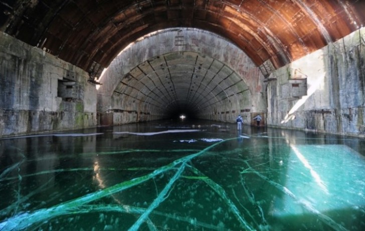 7. Base sous-marine, Russie