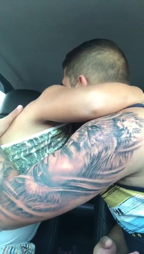 Quand Erick réalise que Rafa a tatoué son visage sur son bras, il ne peut pas retenir l'émotion.