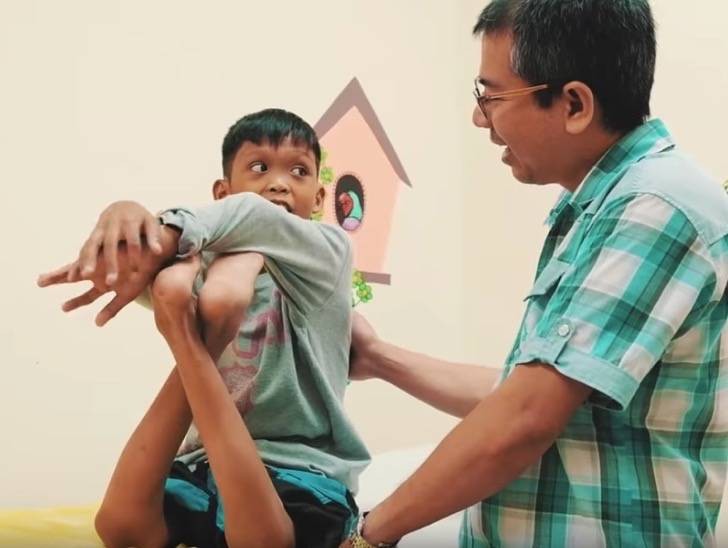"Toen we zijn röntgenfoto's zagen, vroegen we ons af hoe de arme jongen zou kunnen lopen ", zeggen de artsen die hem behandelden.
