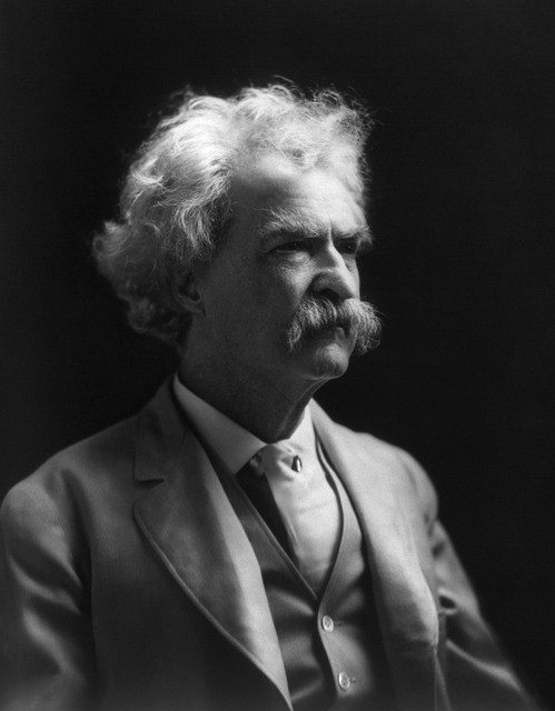 5. Mark Twain werd geboren en stierf op het moment dat komeet Halley dichtbij de aarde kwam