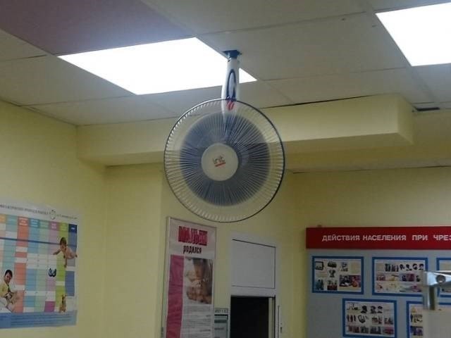 #2. Negli uffici in cui non ci sono condizionatori appaiono ventilatori appesi a testa in giù.