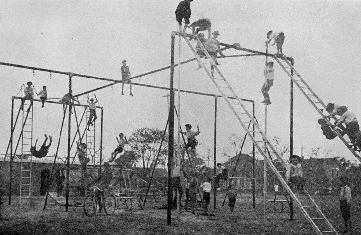 Een speeltuin begin van de 20ste eeuw lijkt meer geschikt voor acrobaten dan voor kinderen.