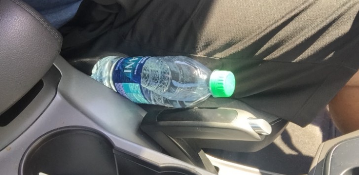 Brandkåren varnar om att aldrig lämna plastflaskor i bilen då de skulle kunna orsaka bränder - 1