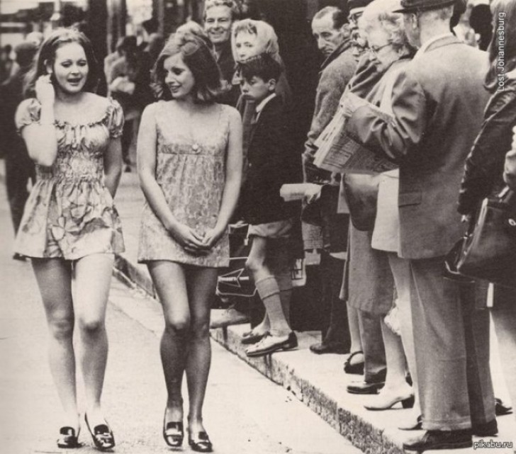 Zwei junge Mädchen laufen 1965 in einem Minirock durch die Straßen von Kapstadt