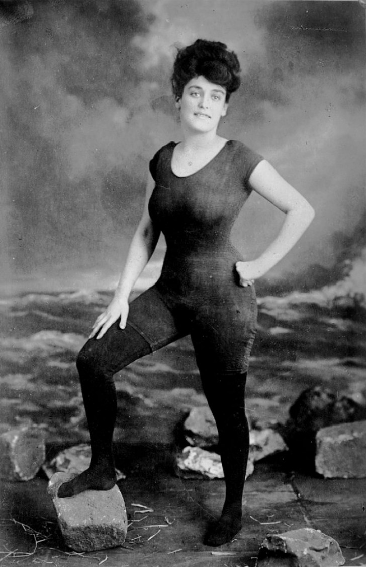Annette Kellerman, Schwimmerin, Schriftstellerin, Filmstar, posiert im Badeanzug. Dieses Foto verhaftete sie 1907