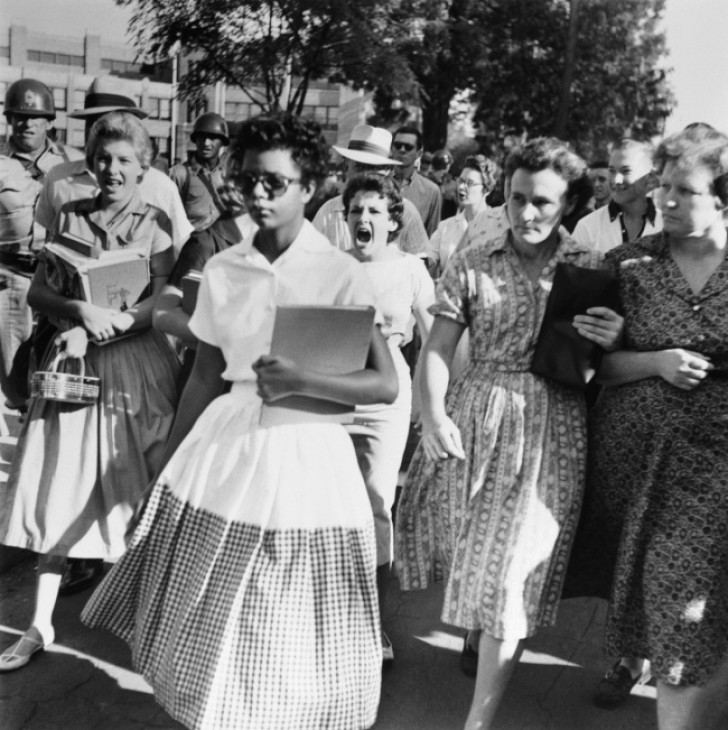 Elizabeth Eckford, das erste schwarze Schulmädchen in einer "weißen" Schule, wurde nach der Rassentrennung in Schulen für illegal erklärt (1957)