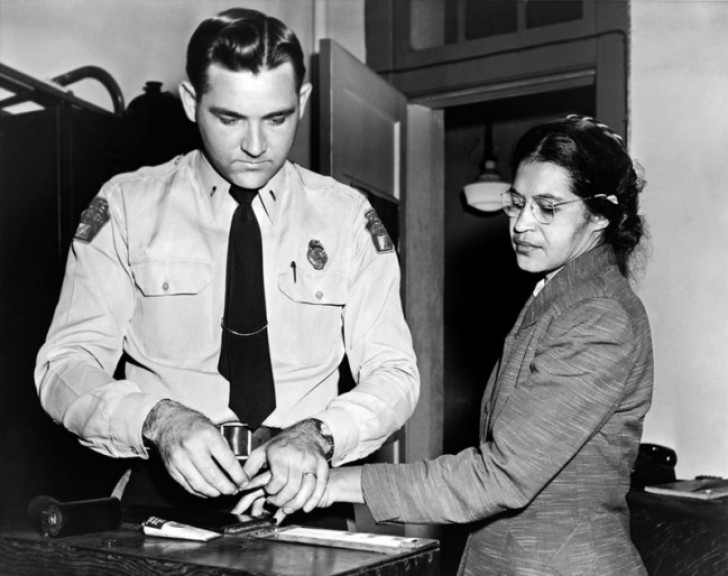 Rosa Parks wurde 1956 in Alabama verhaftet, weil sie sich weigerte, in die letzten Reihen eines "weißen" Busses zu ziehen