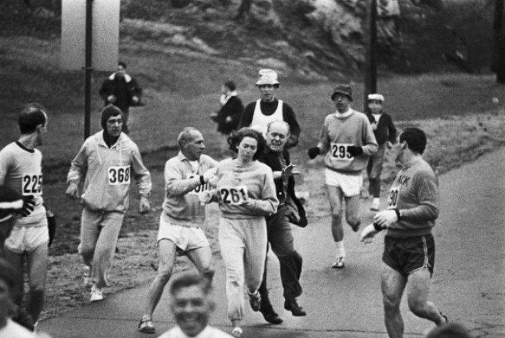 Kathrine Switzer, die erste Frau, die 1967 am Boston-Marathon teilnahm. Auf diesem Foto versucht einer der Organisatoren sie herauszuziehen