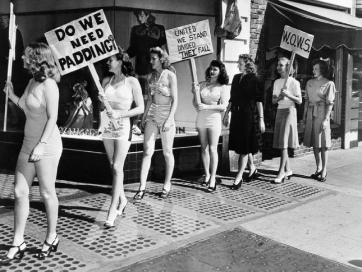 Frauen protestieren vor einem Bekleidungsgeschäft, gegen die Tendenz, die Röcke zu verlängern , 1974