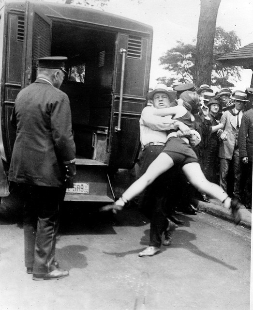 Frauen werden verhaftet, weil sie einen Bikini tragen und ihre Beine zeigen. Chicago, 1922