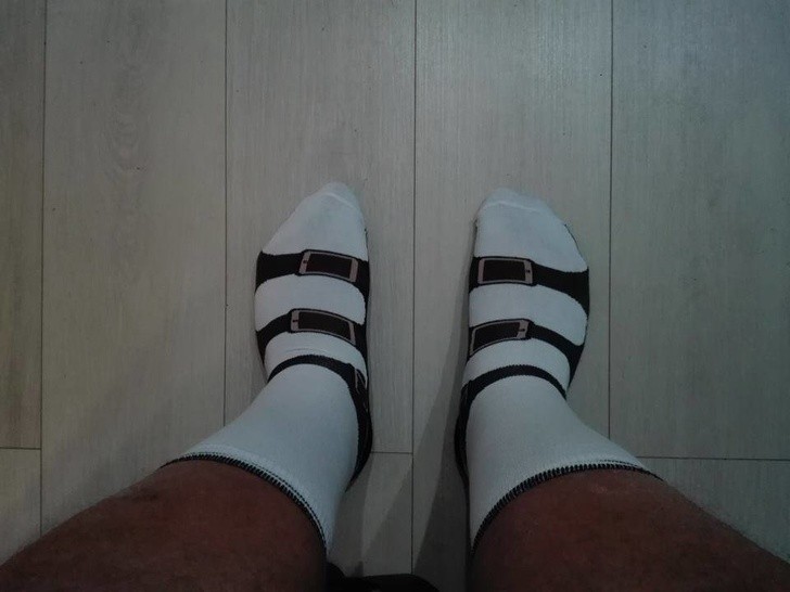 18. Je kan zonder schoenen lopen thuis met deze sokken met sandalenprint