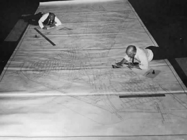 Ils manipulaient également de grandes feuilles de papier, ce qui exigeait de prendre des positions objectivement inconfortables pour dessiner.
