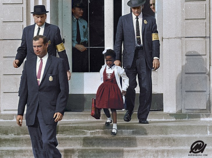 4. Ruby Bridges, eskortiert von amerikanischen Marshalls bei ihrem ersten Tag an der neuen Schule für ausschließlich weiße Kinder, 1960