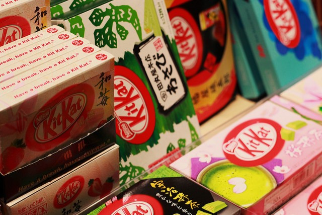 1. Les kits Kat sont si populaires au Japon qu'ils peuvent être vendus partout, même dans les bureaux de poste ! Il y a plus de 300 saveurs saisonnières et locales.