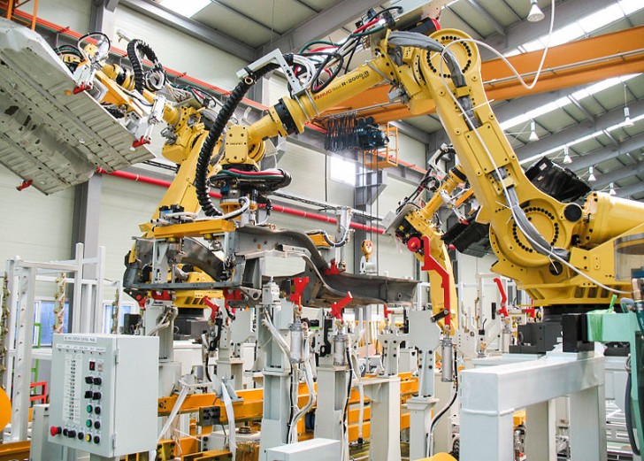 4. Il y a une usine appelée FANUC qui travaille pendant 30 jours sans aucune supervision humaine. Les robots produisent d'autres robots à une vitesse de 50 par jour !