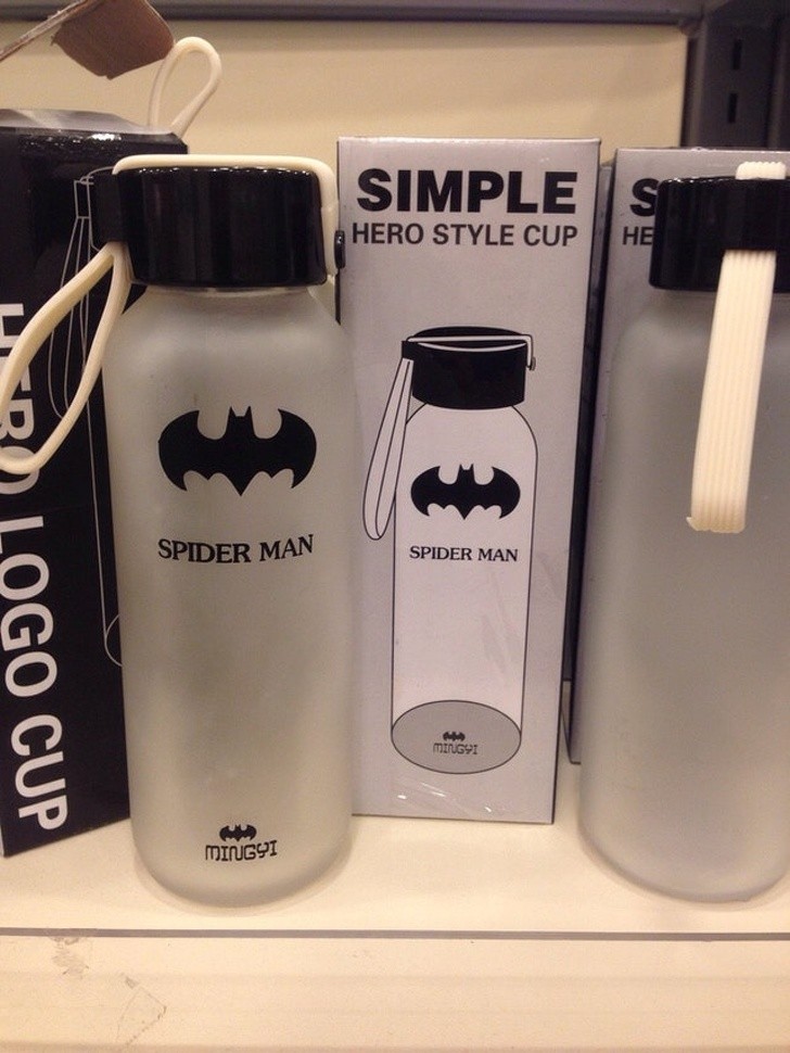 Quando tutto sembra deriderti, anche la scritta 'Spider-man' sotto il logo di Batman.