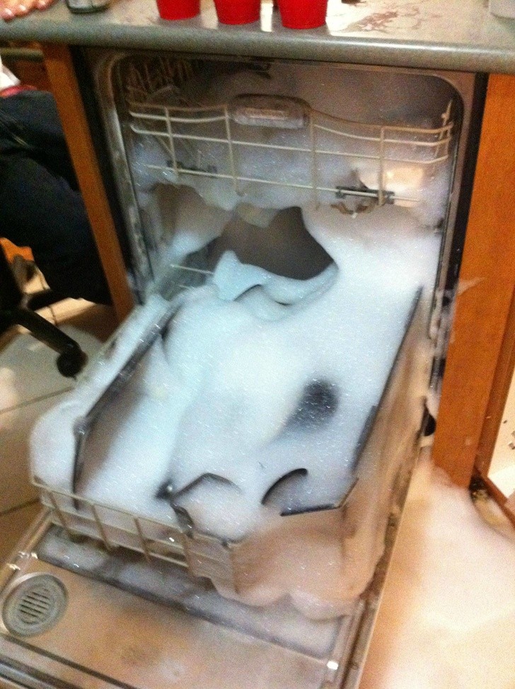Quando você abre a máquina de lavar louças e se dá conta que usou muito sabão...