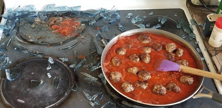 Il vaut peut-être mieux ne pas manger les boulettes de viande, après que le couvercle en verre se soit brisé en mille morceaux.