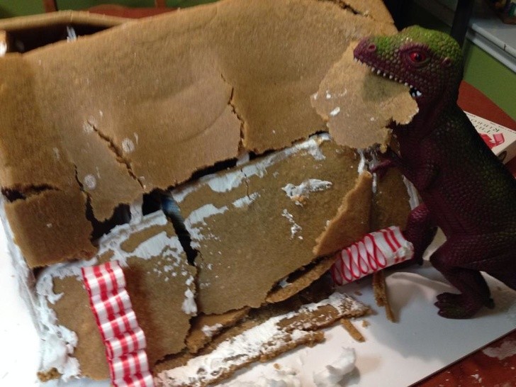 Dare la colpa al T-rex per aver rovesciato la torta di compleanno sul tavolo. Che disastro!