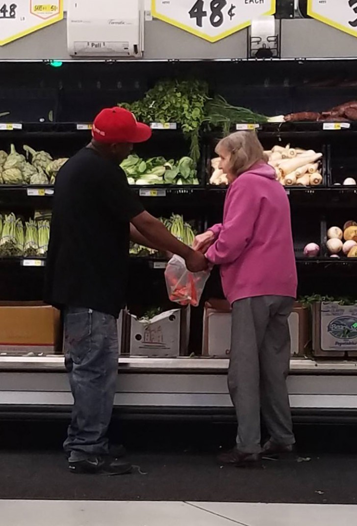Este hombre ha notado una señora en dificultad en empaquetar las hortalizas: al final, èl ha insistido por toda la compra.