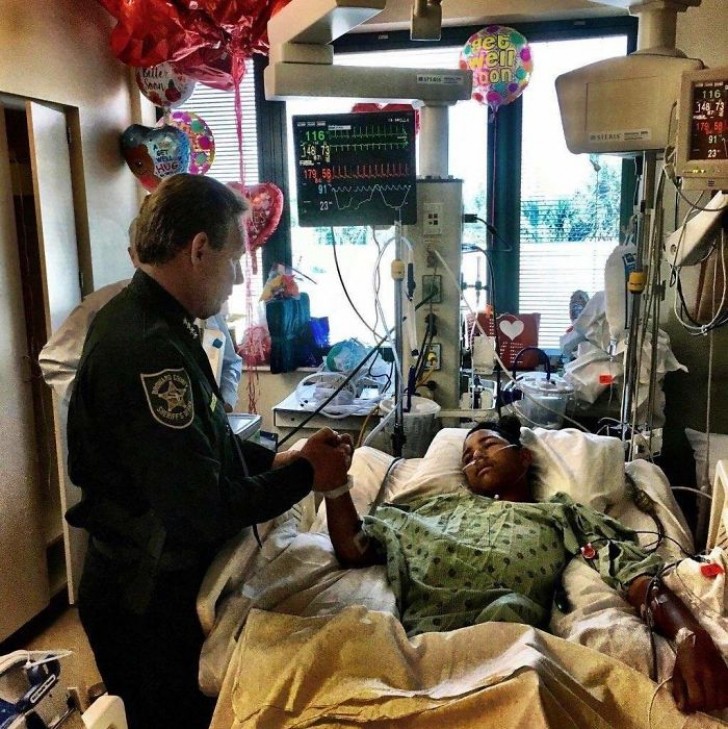 Under skjutningen i skolan i Florida skyddade den här 15 åringen sina skolkamrater genom att hålla dörren till klassrummet stängd. Han träffades 5 gånger men hans handling har räddat livet på 20 unga människor.