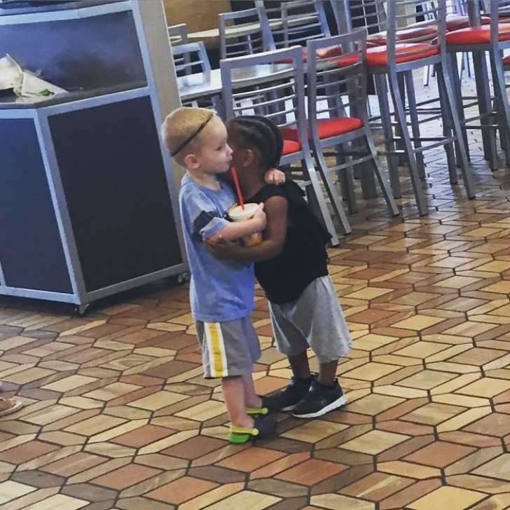 Deze twee kinderen hebben elkaar voor het eerst ontmoet in een restaurant en besloten met een omhelzing vrienden te worden.