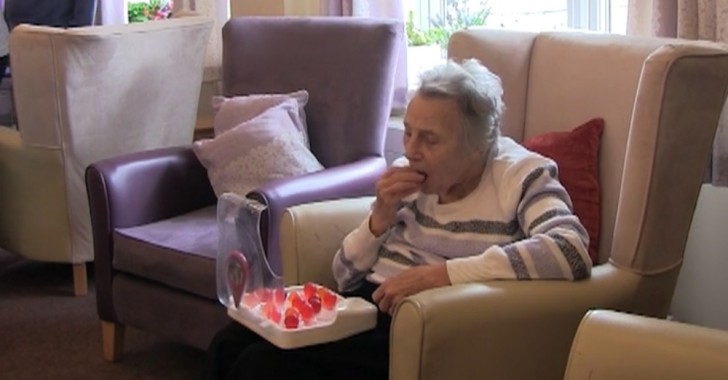 "Mijn oma heeft 7 balletjes in 10 minuten gegeten, hetzelfde als een glas water waar ze met hulp uren over gedaan zou hebben".