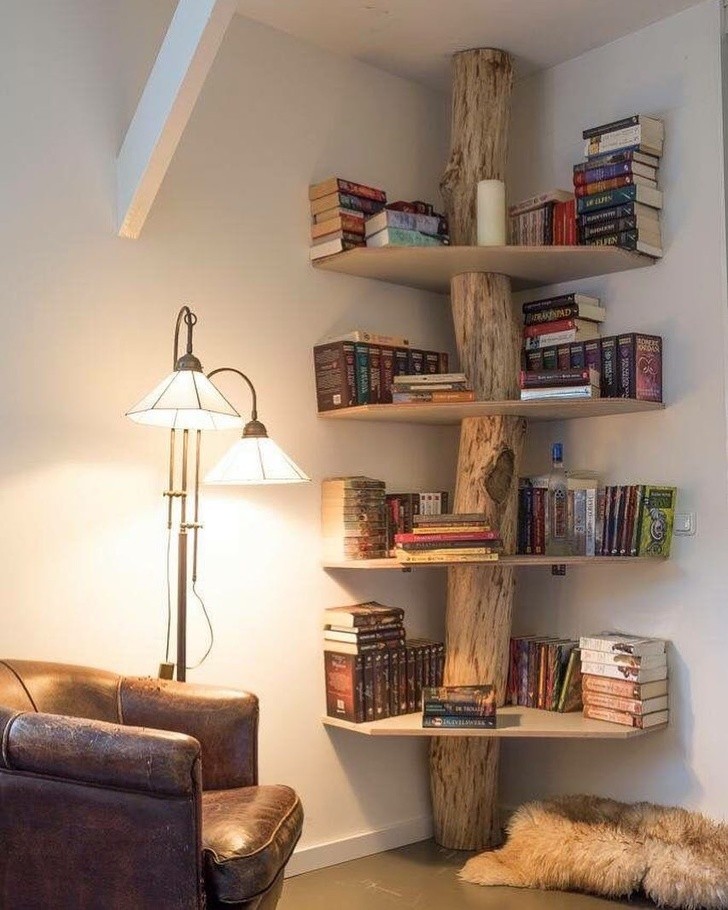 10. Una libreria angolare fatta con dei tronchi: affascinante e creativa!