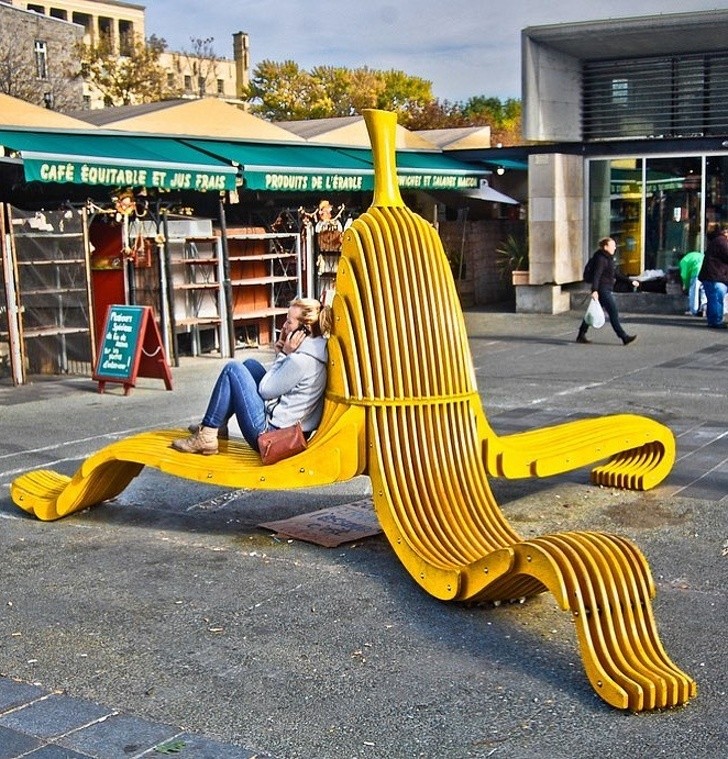6. Una panchina-banana in una piazza canadese