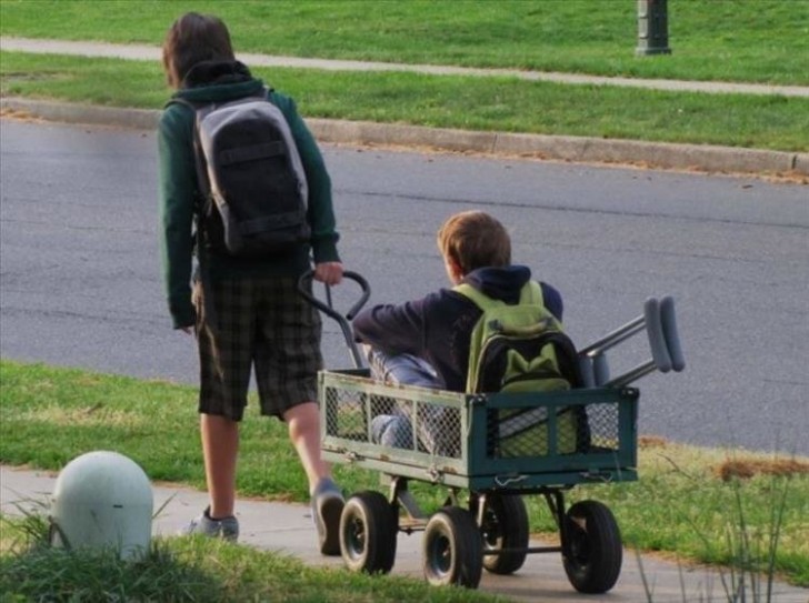 A boy helps an injured friend to go and come back from school faster.