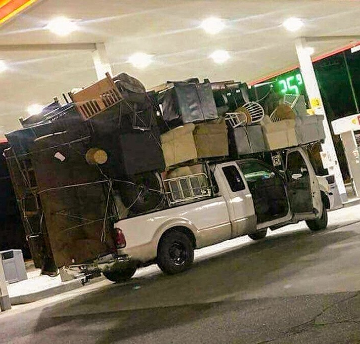 4. On ne sait toujours pas comment ils ont réussi à faire entrer tout ce qu'il y'a dans la camionnette.