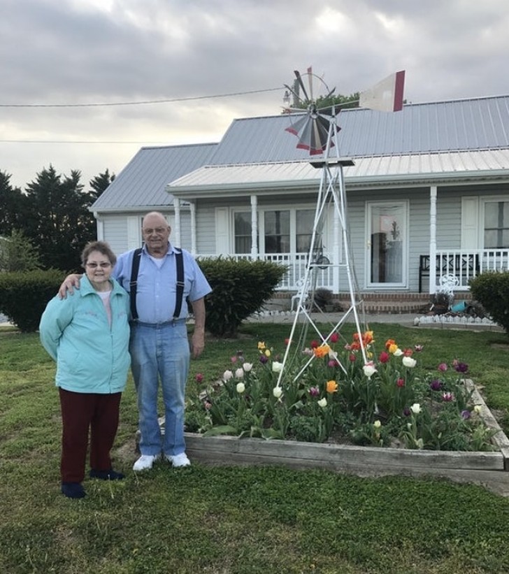"Mina farföräldrar framför det hus som de byggde för 58 år sedan."