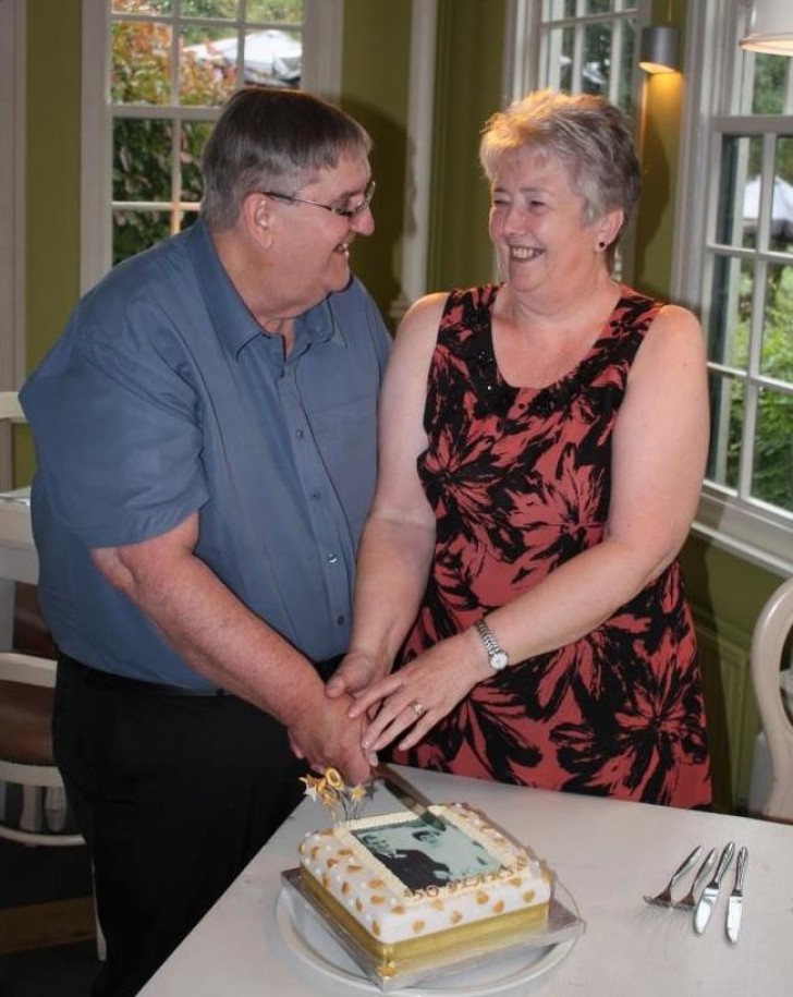 Depois de 50 anos, meus avós cortaram a torta como fizeram no casamento.