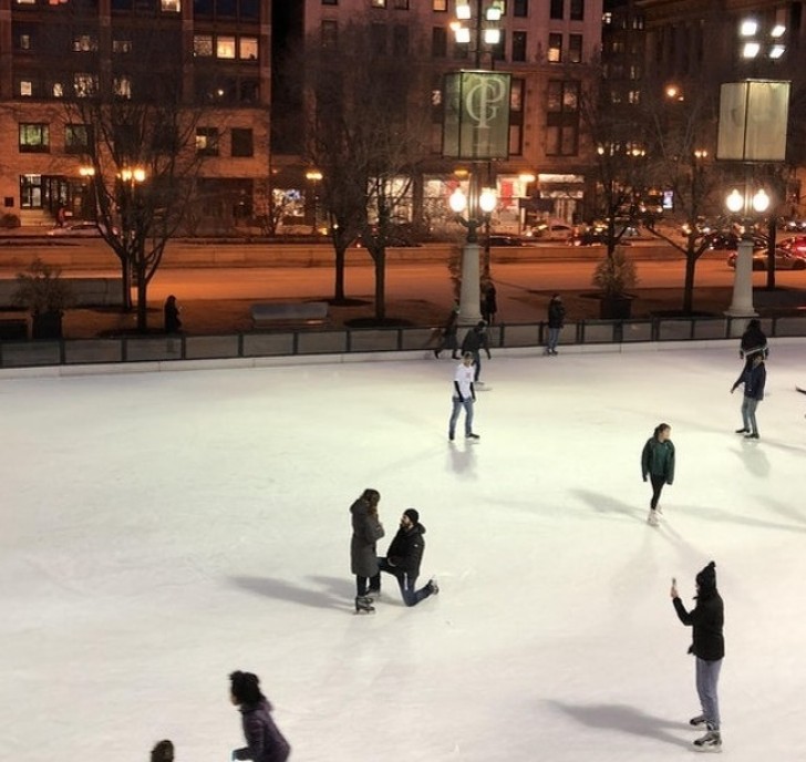 20. A scene that seems to be taken from a film! A marriage proposal in the middle of an ice rink in the city!