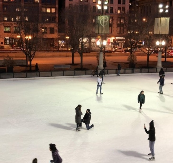 20. Scènes ressemblant à des films : une proposition de mariage au milieu d'une patinoire glacée.